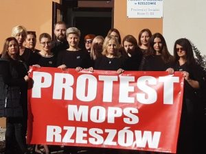 Czarny piątek w rzeszowskim MOPS-ie. Pracownicy socjalni żądają podwyżek [FOTO]