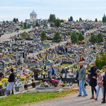 Wszystkich Świętych 2022. Na rzeszowskich cmentarzach tłumy odwiedzających [FOTO].