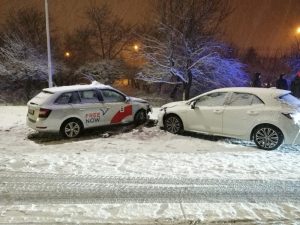 Wypadek w Rzeszowie z udziałem kierowcy Free Now. Jedna osoba w szpitalu