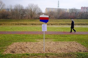 Nie ma „ławeczki patriotycznej”, jest tabliczka „ku pamięci ławeczki patriotycznej”