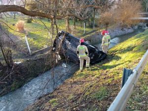 Wypadek pod Rzeszowem. Citroen wpadł do potoku. Ranna 39-letnia kobieta