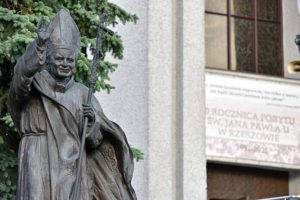 Karol Wojtyła oskarżany o tuszowanie pedofilii. Diecezja rzeszowska organizuje marsz