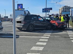 Kolizja w Rzeszowie w pobliżu Makro. Zderzenie toyoty z mercedesem