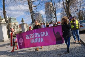 Manifa przeszła ulicami Rzeszowa. „Młode osoby zrobią rewolucję” [FOTO]