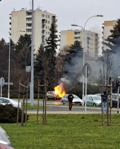 Pożar nissana przed rondem Unii Europejskiej w Rzeszowie [VIDEO]