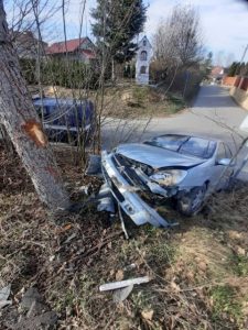 Spowodował dwie kolizje, uciekał przed policją, jazdę zakończył na drzewie