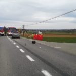 Wypadek na DW 988. Zderzenie motorowerzysty z mitsubishi. Droga zablokowana