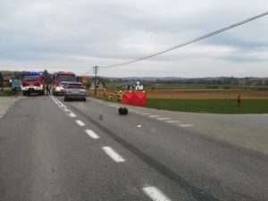 Wypadek na DW 988. Zderzenie motorowerzysty z mitsubishi. Droga zablokowana