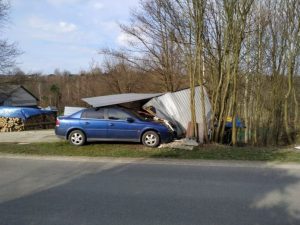 Wypadek pod Rzeszowem. 36-letni kierowca opla wjechał w garaż