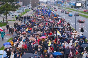 Marsz w obronie Jana Pawła II. Biskup atakuje media: nie wiedzą, co czynią [FOTO]