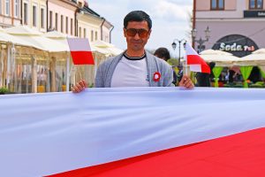 Dzień Flagi w Rzeszowie. „Każdy ma prawo do używania jej barw” [FOTO]