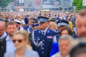 BoÅ¼e CiaÅo 2023. TÅumy wiernych na procesji w Rzeszowie [ZDJÄCIA]