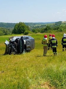 Dachowanie suzuki na ÅÄce pod Rzeszowem. Ranna 58-letnia kobieta