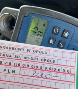 115 km/h w terenie zabudowanym. Kierowca peugeota ukarany wysokim mandatem