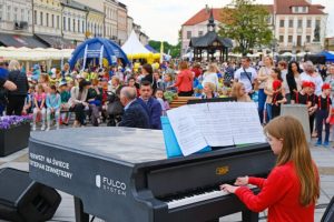 Radio RMF FM uwierzyÅo, Å¼e w Rzeszowie ukradziono z Rynku fortepian