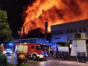 Ogromny poÅ¼ar w DÄbicy! OgieÅ w Firmie Oponiarskiej. Setki osÃ³b ewakuowanych!