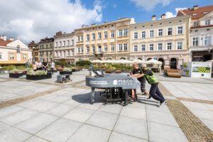 Ponad 300-kilogramowy fortepian wrÃ³ciÅ na Rynek. Ile kosztowaÅa naprawa?