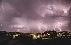 PotÄÅ¼na burza w Rzeszowie! Zalane ulice, piorun uderzyÅ w drzewo