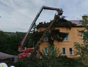 Skutki burz na Podkarpaciu: 957 interwencji straÅ¼y, ok. 13 tys. domÃ³w bez prÄdu