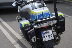 Upadek motorowerzysty, policjanci ukarali... wÅaÅcicielkÄ psa