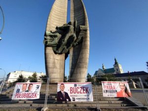 Banery wyborcze Konfederacji na ogrodzeniu pomnika. Bernardyni: to samowola