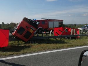 Tragedia na A4. Zderzenie busa z BMW. Dwie osoby nie Å¼yjÄ, kilkunastu rannych! [VIDEO]