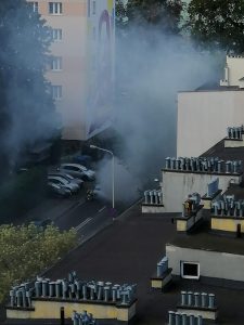 PoÅ¼ar fiata na ulicy HetmaÅskiej w Rzeszowie. StraÅ¼acy w akcji [VIDEO]