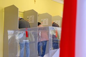 Wybory 2023. W rzeszowskich komisjach zabrakÅo kart, karty bez pieczÄtek