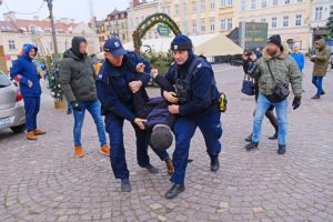 Awantura na konferencji ludzi Brauna. Policjanci zatrzymali Dariusza Bobaka