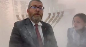 Nie tylko Chanuka - raport "Nigdy WiÄcej" o nienawiÅci posÅa Brauna