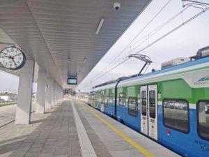 PasaÅ¼erowie krytykujÄ rozkÅad jazdy pociÄgÃ³w linii lotniskowej