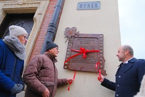 Tablica pamiÄtkowa dla Freda Zinnemanna odsÅoniÄta w samo poÅudnie