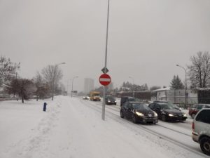 Trudne warunki na drogach w Rzeszowie. Ponad 50 pojazdÃ³w odÅnieÅ¼a ulice