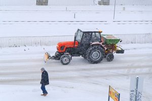 Zima w Rzeszowie: karetki w zaspach, interwencje straÅ¼y, 400 ton soli na ulicach