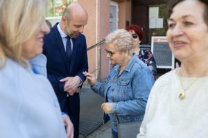 Konrad Fijołek szuka poparcia na rzeszowskich osiedlach. Zaczął objazd