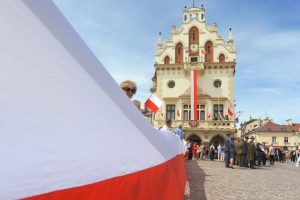 Dzień Flagi w Rzeszowie ze 100-metrową flagą i akcentami... wyborczymi [FOTO]