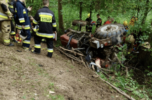 Dramatyczny wypadek! 72-latek przygnieciony przez traktor