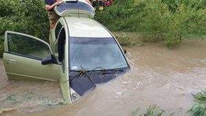 Próbował przejechać mitsubishi przez potok, nurt porwał auto!