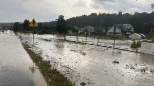 Skutki nawałnic: rzeszowskie ulice pod wodą, ponad 5000 domów bez prądu [VIDEO]