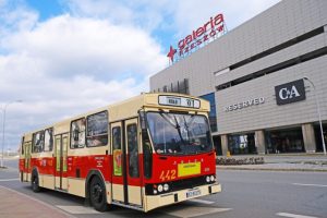 „Autobus czerwony przez ulice mego miasta mknie”