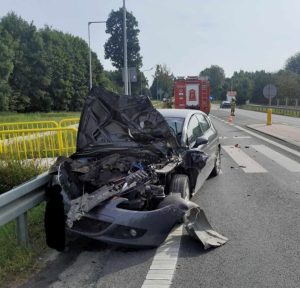 Kolizja: jeden poszkodowany, bez konieczności hospitalizacji. Samochód do kasacji