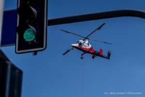 Trwa montaż z helikoptera na budynku Olszynki Park [ZDJĘCIA]