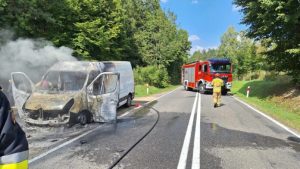 Dostawczak w ogniu. Samochody nie wytrzymują upałów [ZDJĘCIA]