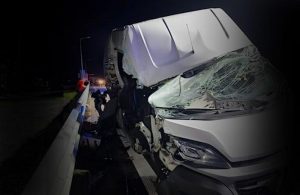 Bus najechał na tył naczepy. Zginęły dwie osoby