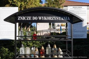 Znicza nie wyrzucaj! Zostaw starą oprawę w „zniczodzielni” - może ktoś skorzysta