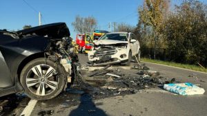 Czołowe zderzenie dwóch osobówek. Lądował śmigłowiec ratowniczy