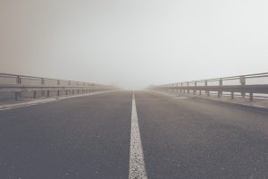 IMGW ostrzega przed gęstą mgłą. Uważajcie na drogach!