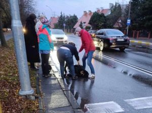 Kobieta potrącona na pasach. Pierwszej pomocy udzielili jej inni przechodnie