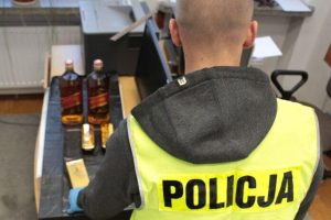 Nocna demolka. Kradli rowery, perfumy i alkohol, a na koniec demolowali samochody [ZDJĘCIA]