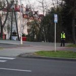 Policja apeluje do pieszych i kierowców. Noga z gazu i znaki odblaskowe [FILMY]